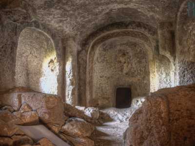 La zona presbiteriale, leggermente rialzata dal resto dell�ambiente, � limitata dal muretto dell�iconostasi che divide la parte del naos (dove si riunivano i fedeli) da quella del bema, destinata al rito religioso